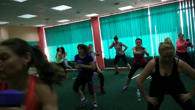 тренируемся дома и в зале - СУШИМ БЕДРА .резина и гантеля смотреть онлайн