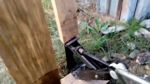 Домкрат рулит. Вытаскиваем железяку из земли на даче...