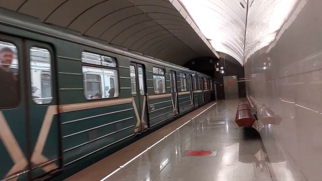 81-717/714.5M прибывает на станцию метро Фонвизинская. смотреть онлайн