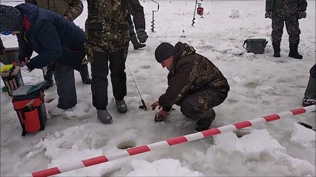 Рыбалка на нижнем. Клёвое место Лосиный остров. смотреть онлайн
