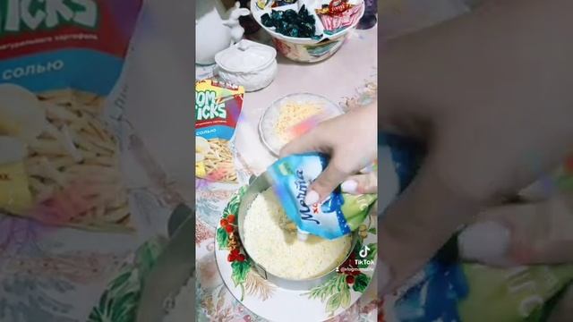 Рецепт этого салата просят все гости #салат #рецепт #праздничный #новогоднийстол #ужин #рождения смотреть онлайн