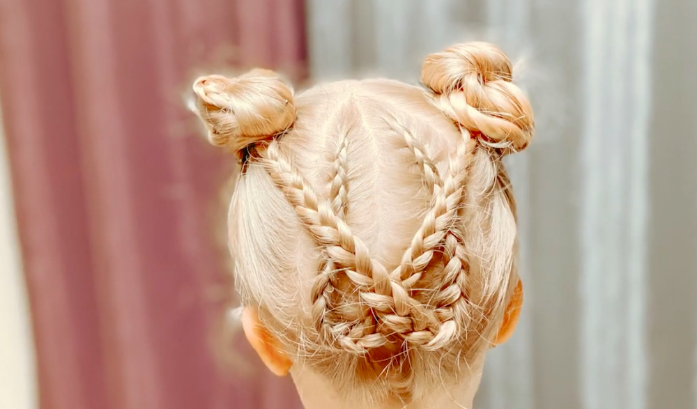 Прически для детей Декорированные шишечки.mp4 смотреть онлайн