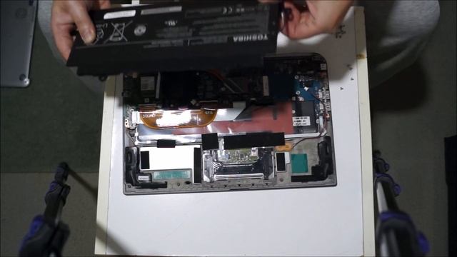 OPEN ME UP! Toshiba Kira Disassembly смотреть онлайн