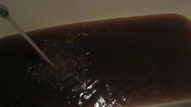 Грязная вода из крана в Нефтеюганске смотреть онлайн