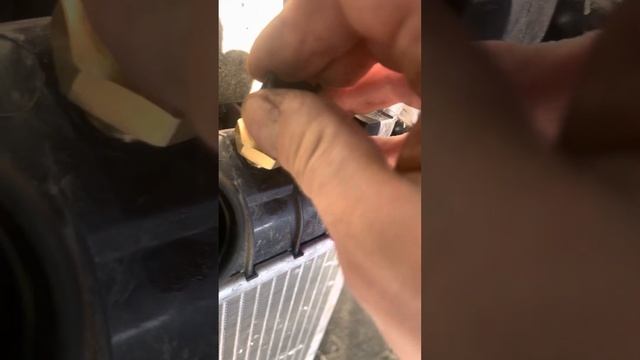 Меняем другу радиатор на опель астра H казалось-бы элементарная замена датчика температуры?