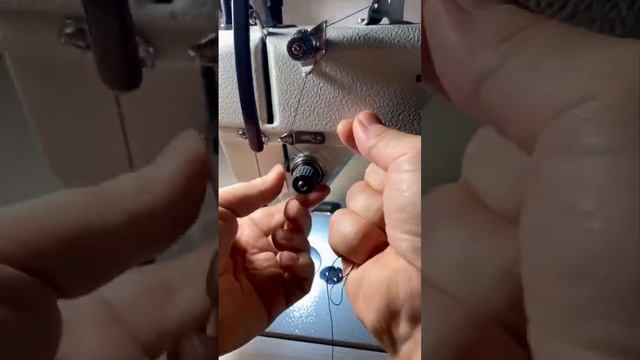 Как вдеть нить в промышленную швейную машину #своимируками #швейная #швейнаямашинка #shorts смотреть онлайн