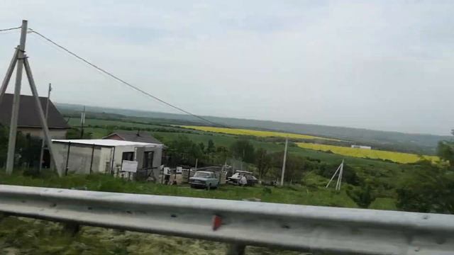 По дороге в Анапу на машине , виноградники, деревья, холмы, поля, начало кавказского хребта. смотреть онлайн