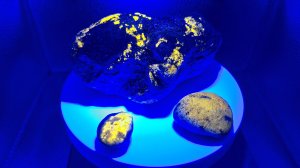 Поиск светящихся в ультрафиолете минералов. Содалит, кальцит. Река Слюдянка