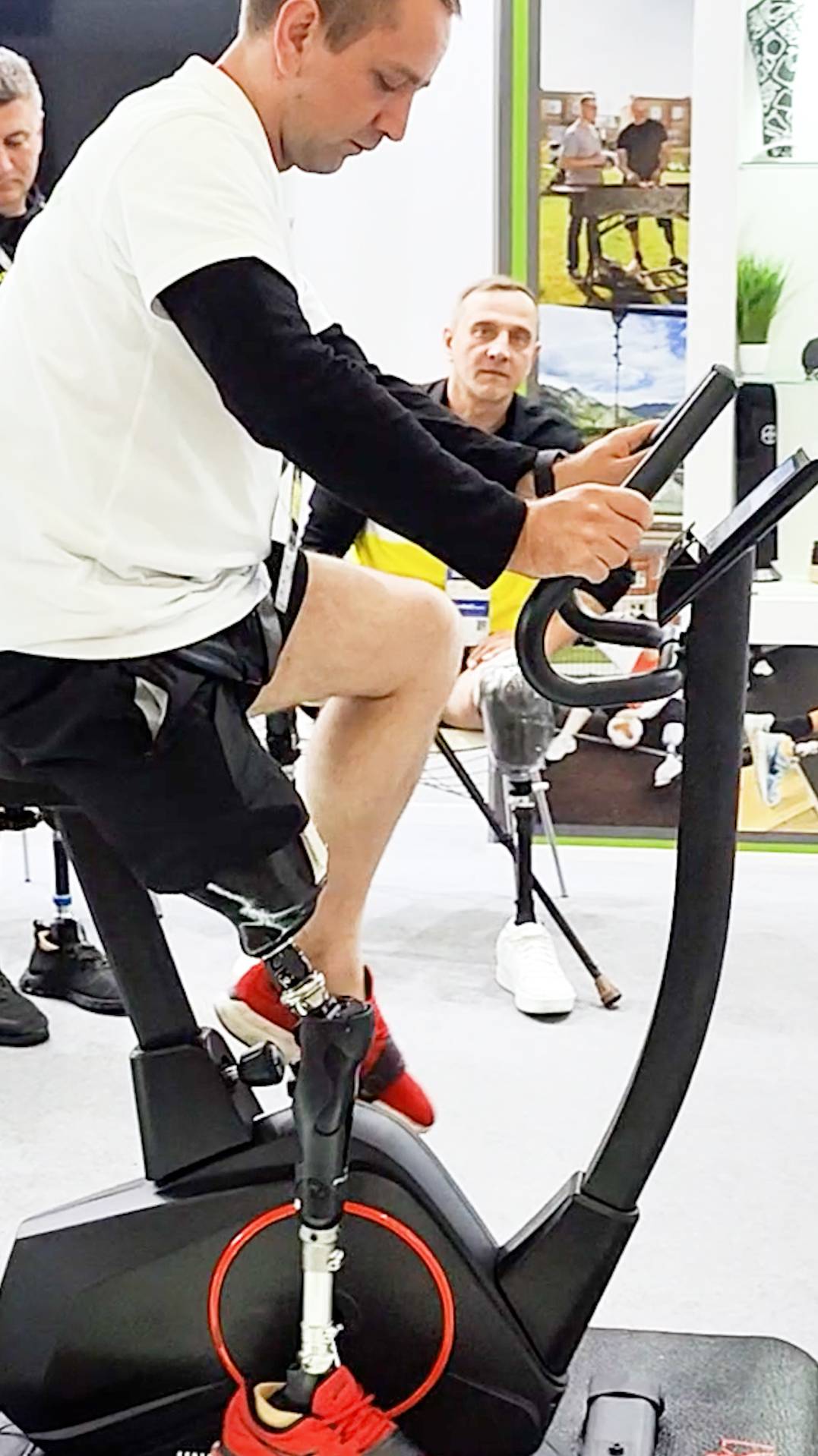 С протезами ног на велотренажере смотреть онлайн