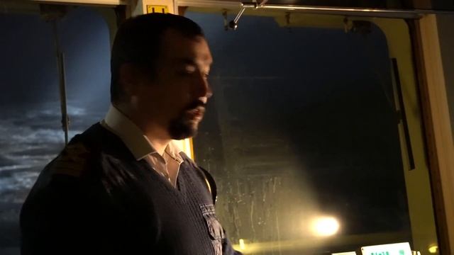 Предновогодняя околка атомным ледоколом застрявшего во льдах грузового судна. Смотреть до конца! смотреть онлайн