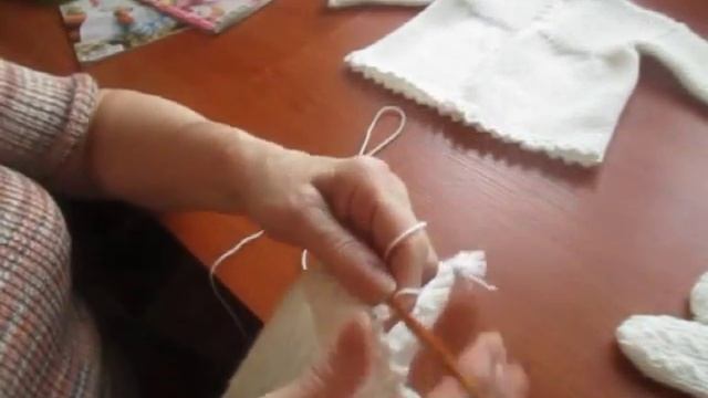 Кофточка, шапочка, носочки с отделкой крючком на малыша. смотреть онлайн