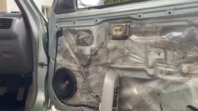 Замена штатного динамика на машине Nissan March, на динамик от компании DL audio Raven 165 смотреть онлайн