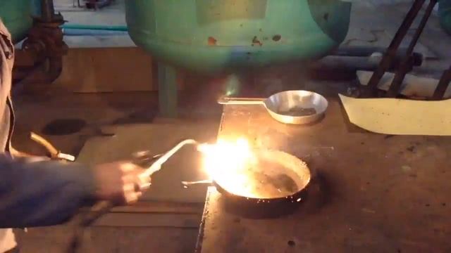 Чистим сковородку от нагара. смотреть онлайн