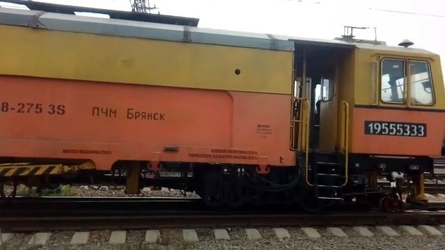 Путевая машина "Унимат." и "АДМ У1." у станции "Кусково." смотреть онлайн