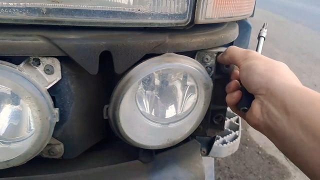 Как поменять лампу противотуманной фары на Scania R440 5 серии смотреть онлайн