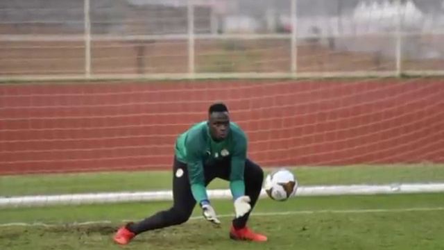 😁Sourire confiant de Sadio au réveil, Kara Mbodj et son message aux lions смотреть онлайн