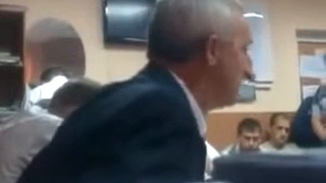 Начальник наставляет подчинённых смотреть онлайн