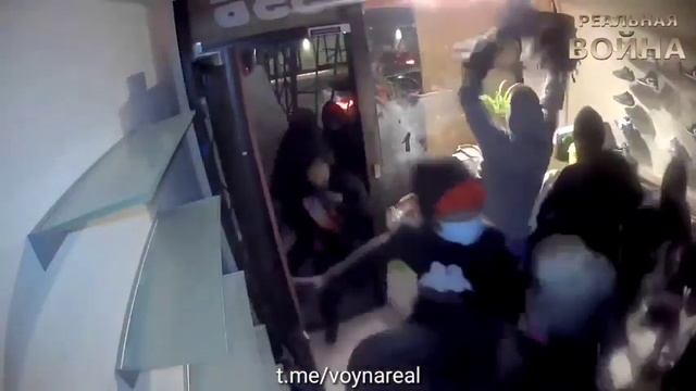 США, Окленд. Так выглядит типичный поход в магазинах в преддверии праздника. смотреть онлайн
