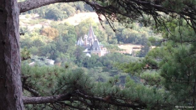 Участок массандровской тропы выше скалы Ура над дворцом Александра Третьего в Крыму смотреть онлайн
