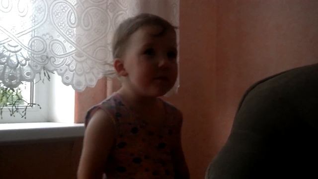 Младшая сестра повторяет стихотворение за старшей смотреть онлайн