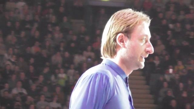 Алексей Мишин дарит картину Евгению Плющенко с его фото.Юбилей Плющенко 06.11.22 Санкт-Петербург смотреть онлайн