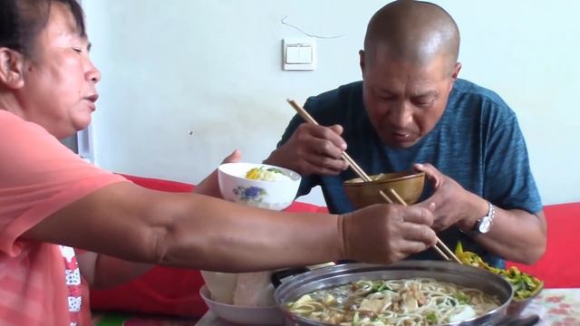 【ENG SUB】大黑忙著蓋鴨舍，媳婦鐵鍋炒烏雞肉，啃肉聊天真熱鬧【泥土大黑】 смотреть онлайн