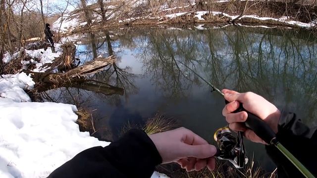 СКОЛЬКО ЖЕ РЫБЫ В ЭТОМ РУЧЬЕ??? наноджиг + мормышка vs ОКУНЬ смотреть онлайн