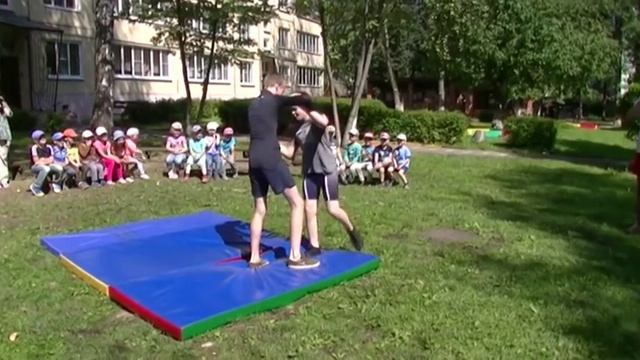 Приемы борьбы показали в детском саду.Детям понравилось. смотреть онлайн