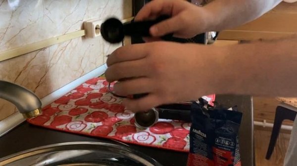 Кофеварка Polaris PCM 4006A Golden rush видеообзор от пользователя.