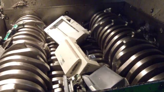 Largest E-Waste Shredder At Electronic Recyclers смотреть онлайн