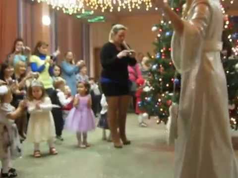 На новогодней елке только девочки...и один мальчик смотреть онлайн