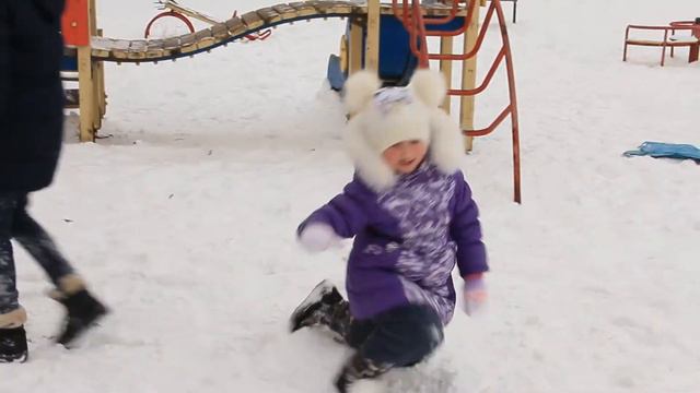 АНЯ С ДЕТКАМИ КАТАЕТСЯ НА ЛЕДЯНКЕ И САНКАХ!!! FALLED ON ICE!!! смотреть онлайн