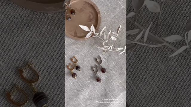 Чокер из бусин агата и перламутра. Кулоном с ручной росписью на перламутре. Серьги с агатом. смотреть онлайн