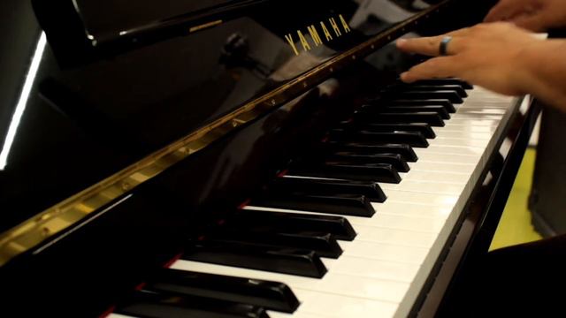 YAMAHA JU109 Piano vertical 109 cm. (Negro Brillante) смотреть онлайн