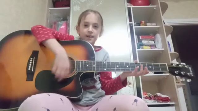 Будущая рок-звезда. Маша учится играть на гитаре смотреть онлайн