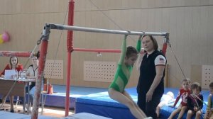 Спортивная гимнастика . Москва 27.05.2017 Юный гимнаст. Упражнение на брусьях.