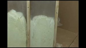 Заливной пенополиуретан. Заливка материала в полость стены.