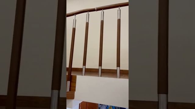 Деревянная лестница с комбинированными перилами смотреть онлайн