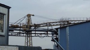 Старый подъемный кран 50-х годов, который едет.