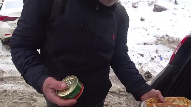 РАЗДАЮ БЛИНЫ С КРАСНОЙ ИКРОЙ БЕЗДОМНЫМ МАСЛЕНИЦА-Anderson