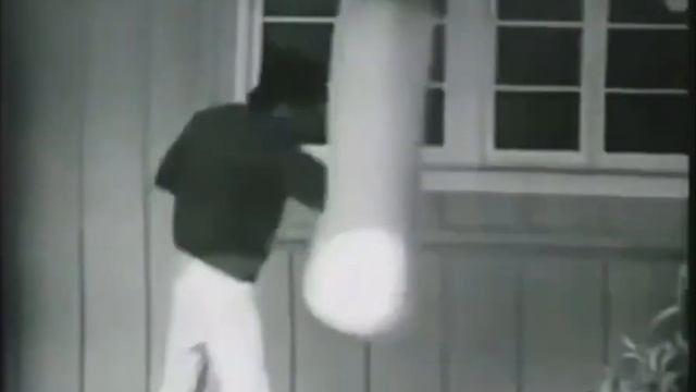 Брюс Ли Бьёт Грушу смотреть онлайн