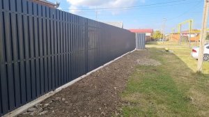 Забор из штакетника на ленточном фундаменте