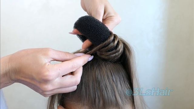 ПРИЧЕСКА на ВЫПУСКНОЙ с валиком для волос | new easy bun - twist hairstile using DONUT смотреть онлайн