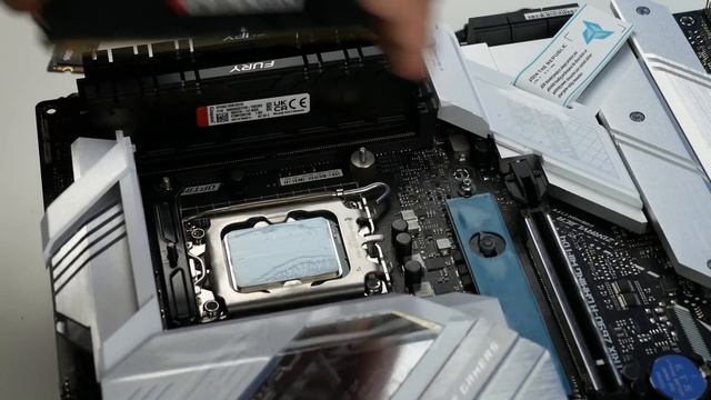 Чем охлаждать i7-12700K? Тест воздуха против водянки! смотреть онлайн