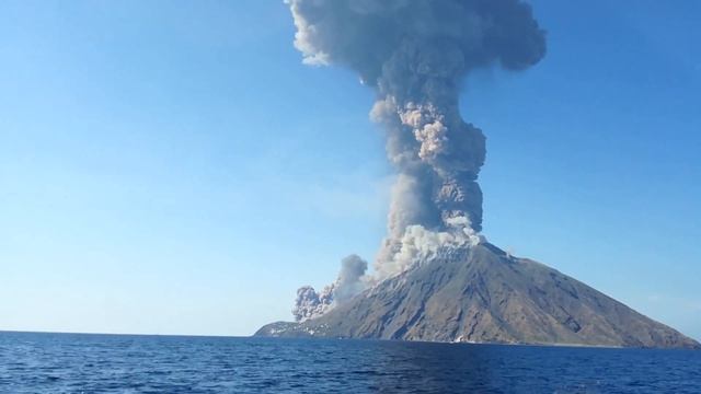Stromboli volcano eruption / Извержение вулкана Стромболи смотреть онлайн