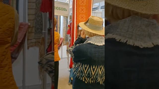 Уникальная одежда, дарящая ощущение свободы, дизайн Люба Бяльон и коллекция юбок племени Хмонг. смотреть онлайн