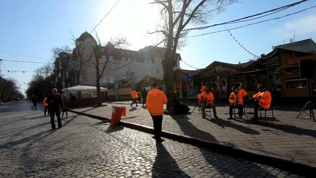 На Дерибасовской дворники дарили одесситкам цветы смотреть онлайн
