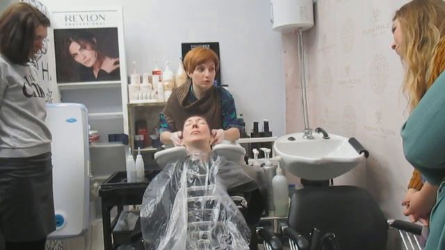Как правильно смыть краску с волос, клиенту. смотреть онлайн
