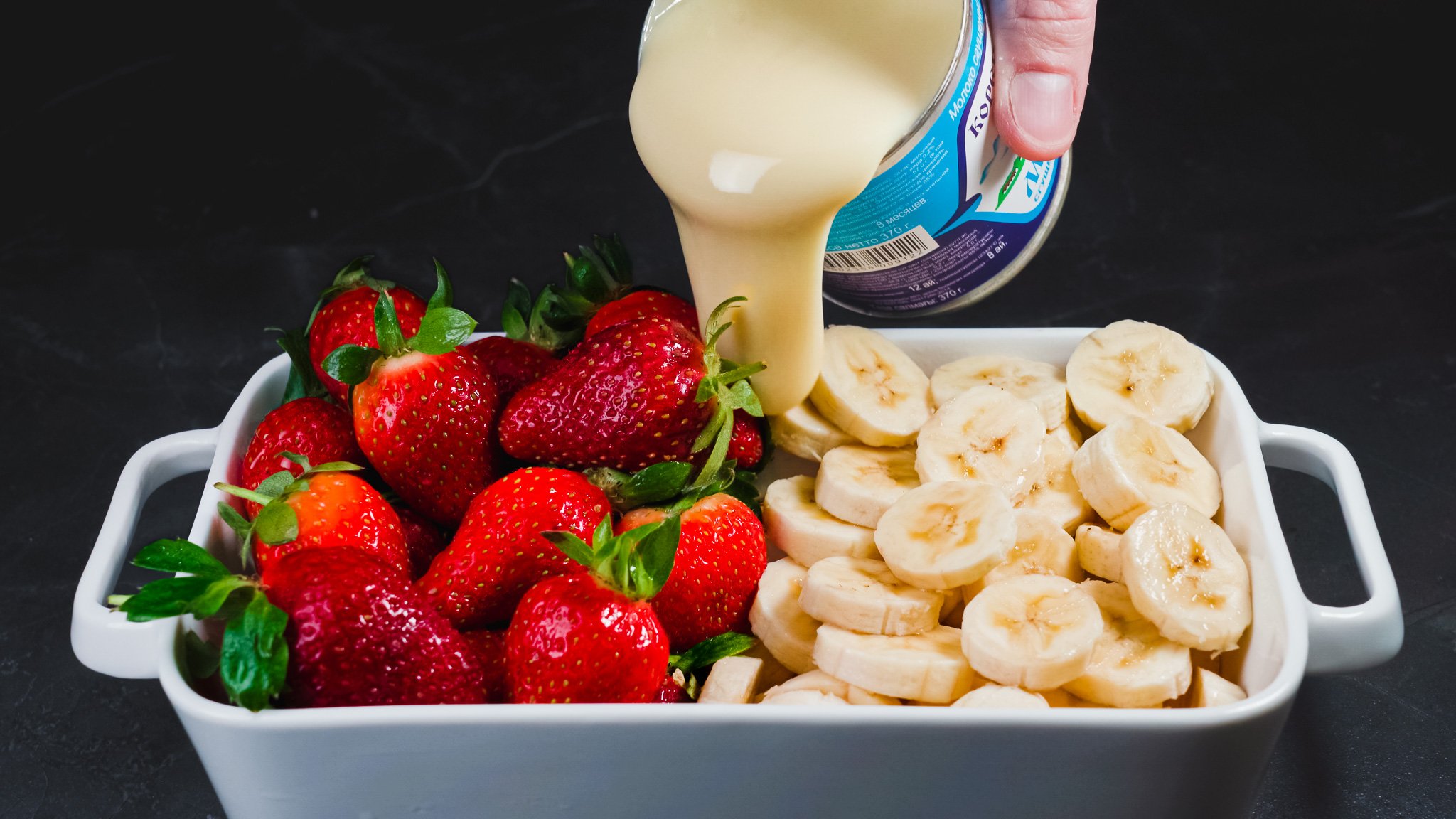 Как приготовить десерт из банана, клубники и сгущенки. Пошаговый рецепт смотреть онлайн