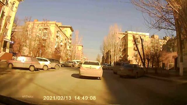 Волгоград. Пицца стынет - можно и через двойную сплошную! смотреть онлайн